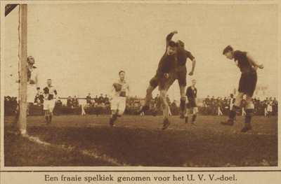 870862 Afbeelding van een spelmoment uit de voetbalwedstrijd U.V.V.-H.B.S. (Den Haag) aan de Lageweidschedijk in ...